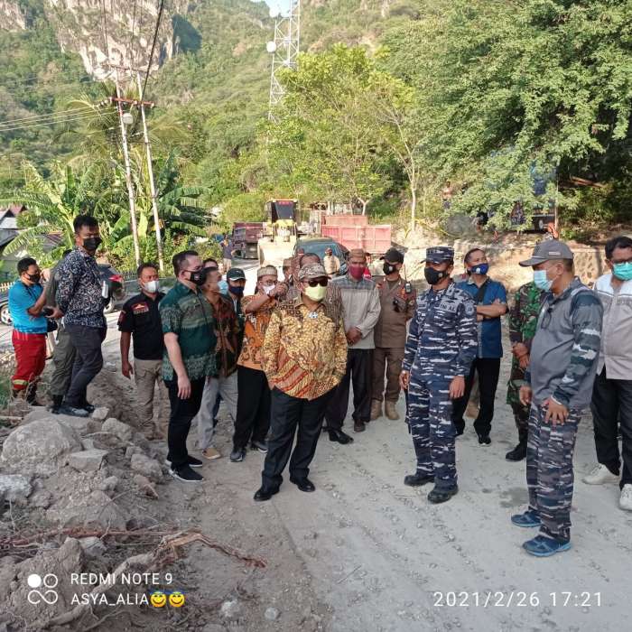 Kepala Satpol PP Mendampingi Bapak Walikota Gorontalo Meninjau Lokasi Longsor Di Keluarahan Leato Selatan